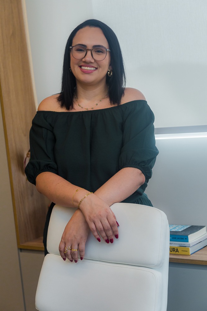Marina Ciriaco sorrindo em seu escritório